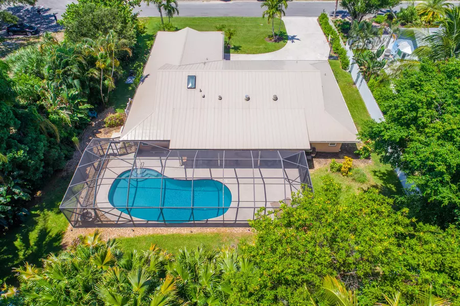 15 Lantana LN, Sewalls Point, FL 34996