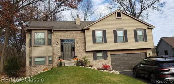 1515 KINGS CROWN CRT, Wixom, MI 48393