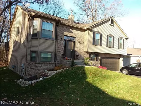 Wixom, MI 48393,1515 KINGS CROWN CRT