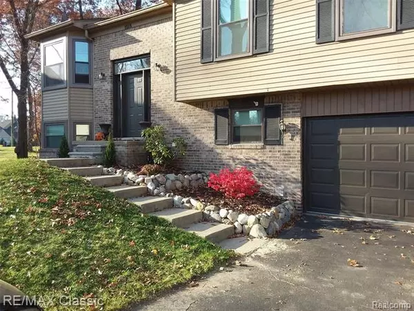 Wixom, MI 48393,1515 KINGS CROWN CRT