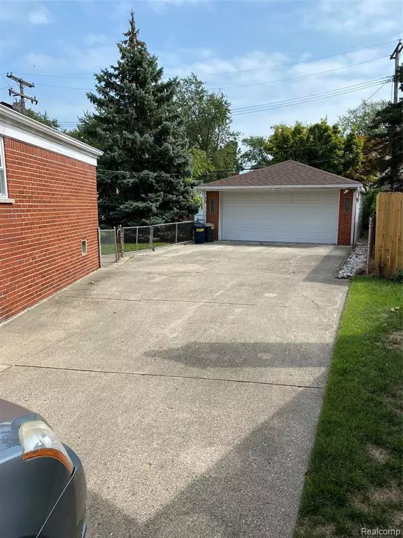 Saint Clair Shores, MI 48081 1212,22240 MILGROM