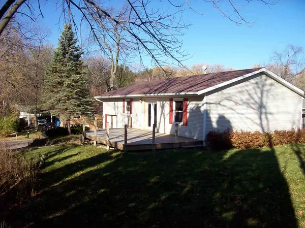 881 Ellis Ave, Baraboo, WI 53913