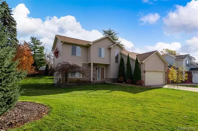 Waterford, MI 48327,500 PINE CREEK CRT