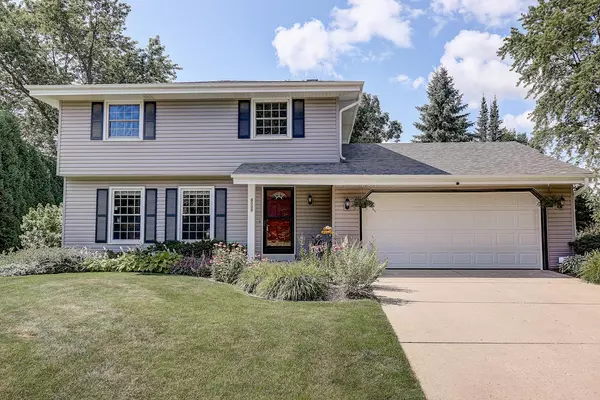 8009 W Cascade Dr, Franklin, WI 53132