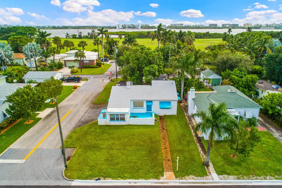 1030 N Lakeside DR, Lake Worth Beach, FL 33460