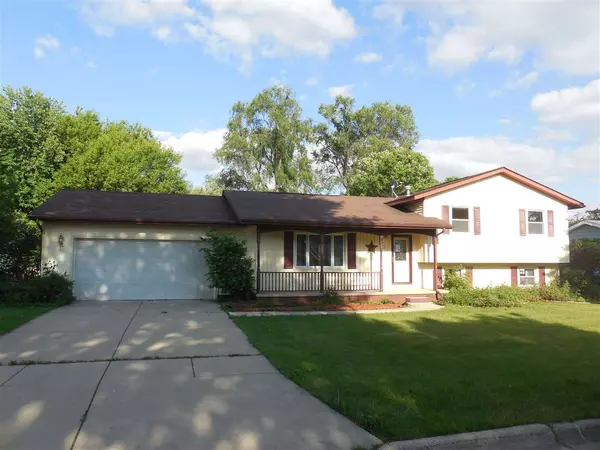 807 Maple Crest Ln, Watertown, WI 53094-6017