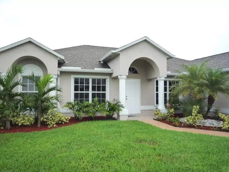 2425 SW Chestnut LN, Port Saint Lucie, FL 34953