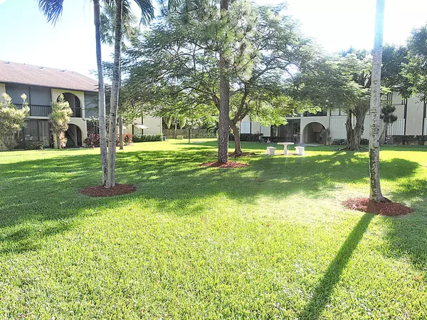 Greenacres, FL 33463,323 Pine Ridge CIR B-1