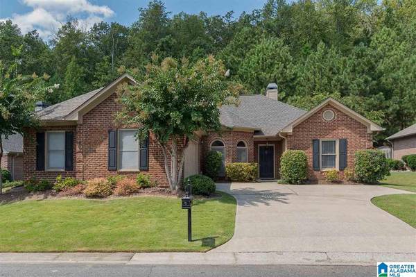 619 N LAKE CIR, Hoover, AL 35242