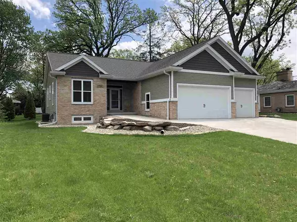 733 Woodland Dr, Sun Prairie, WI 53590