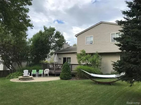 South Lyon, MI 48178,184 EAGLE CREST DR