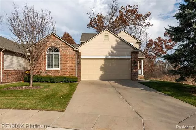 10499 Viewtop CRT, Hartland, MI 48353