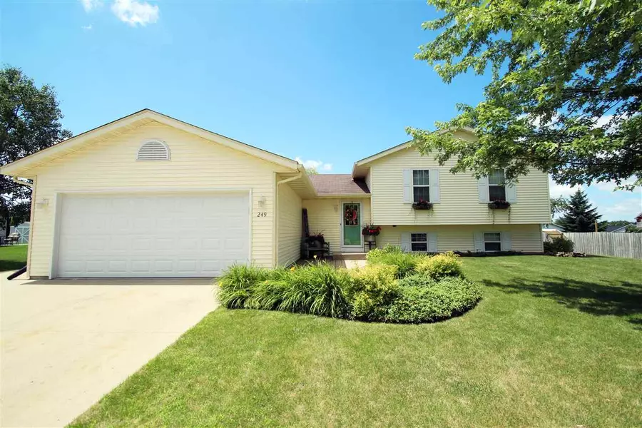 249 Ridgeview Dr, Lake Mills, WI 53551