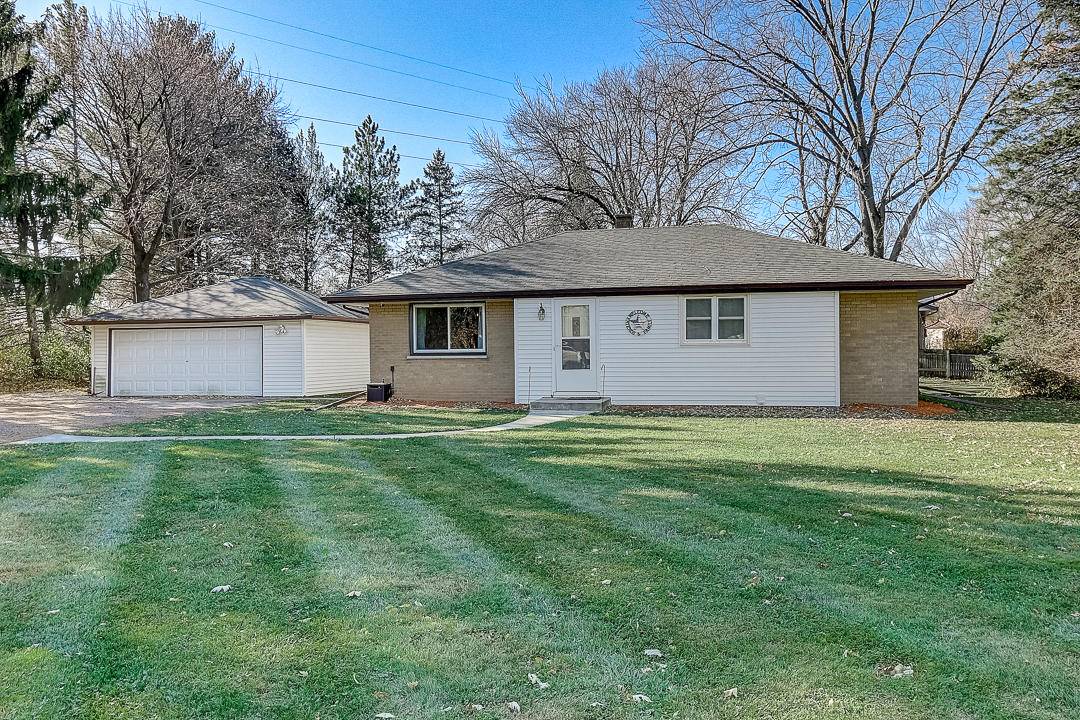 15745 W Blue Jay Cir, New Berlin, WI 53151