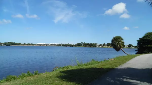 Lake Worth Beach, FL 33461,2180 Lake Osborne DR 8