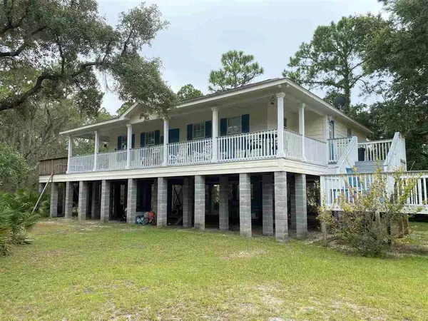 9 Gentlemen Road, Panacea, FL 32346