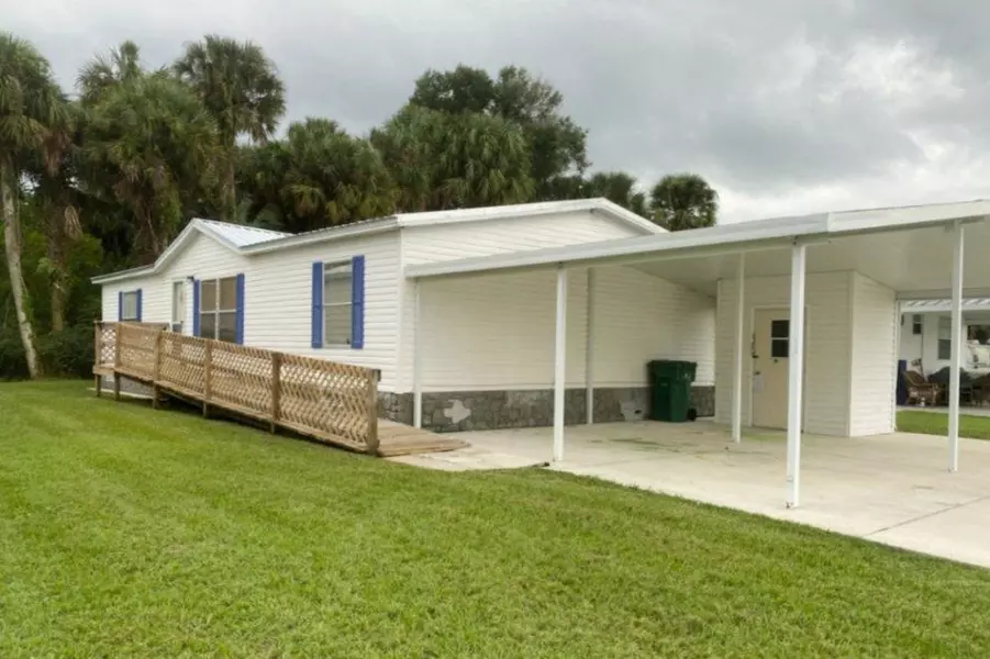 907 NE 5th ST, Okeechobee, FL 34972