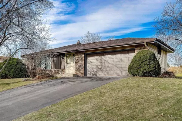 15550 W Mark Dr, New Berlin, WI 53151