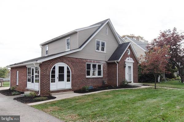 2340 SUNSET LN, York, PA 17408