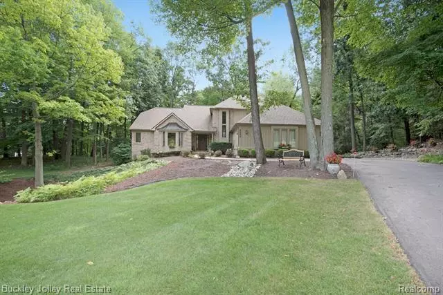 2440 PINE HOLLOW TRL, Brighton, MI 48114