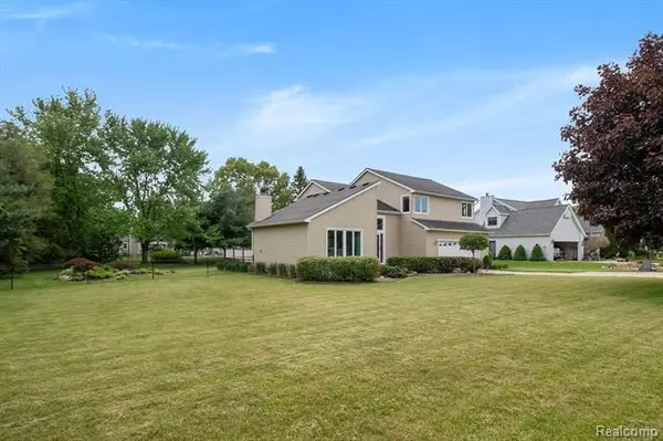 Brighton, MI 48116,8950 MEADOW FARM DR