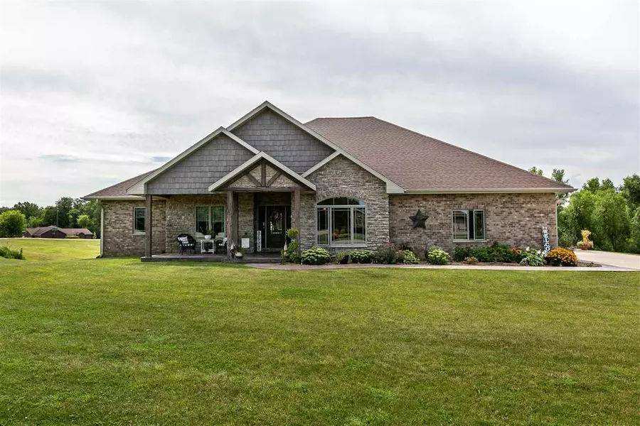 4239 Bluff Point Ct, Hazel Green, WI 53811