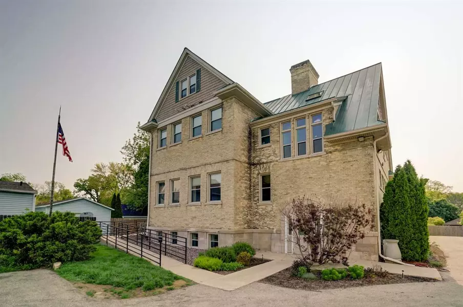 1009 Summit Ave #2, Stoughton, WI 53589