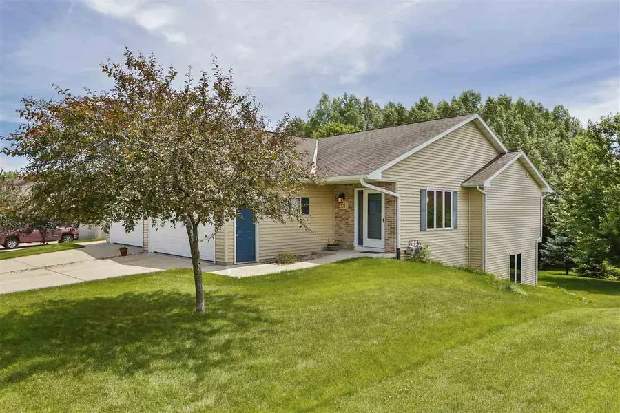 2211 Wood View Dr, Stoughton, WI 53589