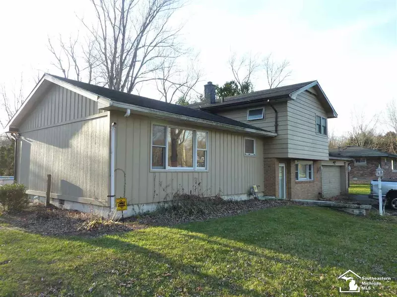 6301 Whiteford Center, Lambertville, MI 48144