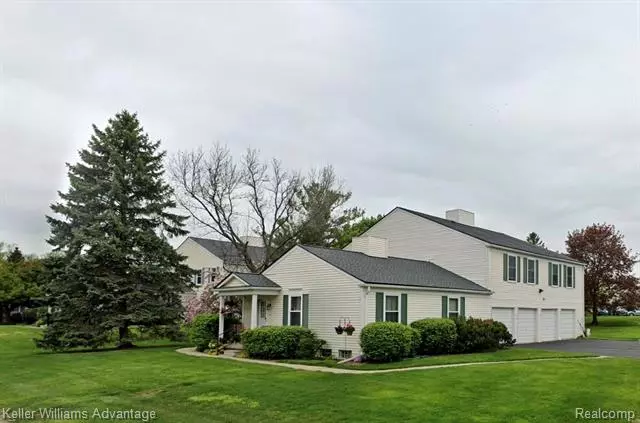 266 Neptune DR 24, Walled Lake, MI 48390