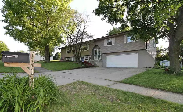 1215 Royal Oaks Dr, Janesville, WI 53548