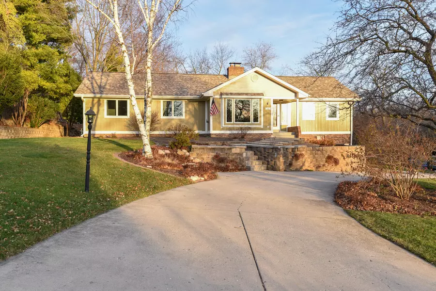 1290 Lexington Ct, Brookfield, WI 53045