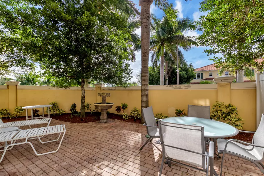 564 Marbella CIR, North Palm Beach, FL 33403