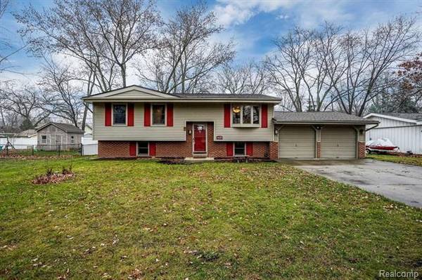 4439 CEDAR AVE, West Bloomfield, MI 48323