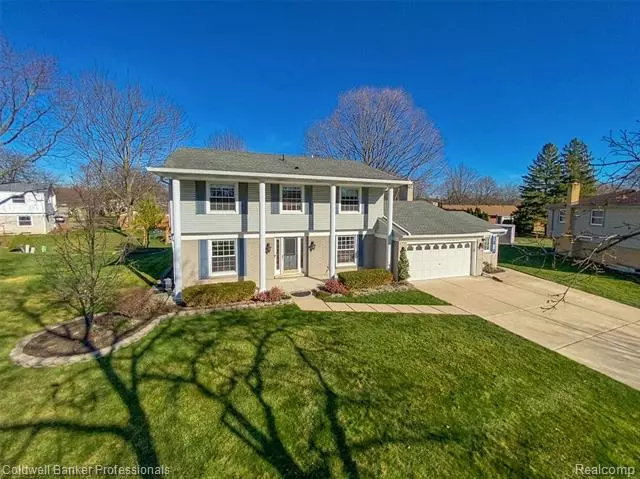 17475 COUNTRY CLUB CRT, Livonia, MI 48152