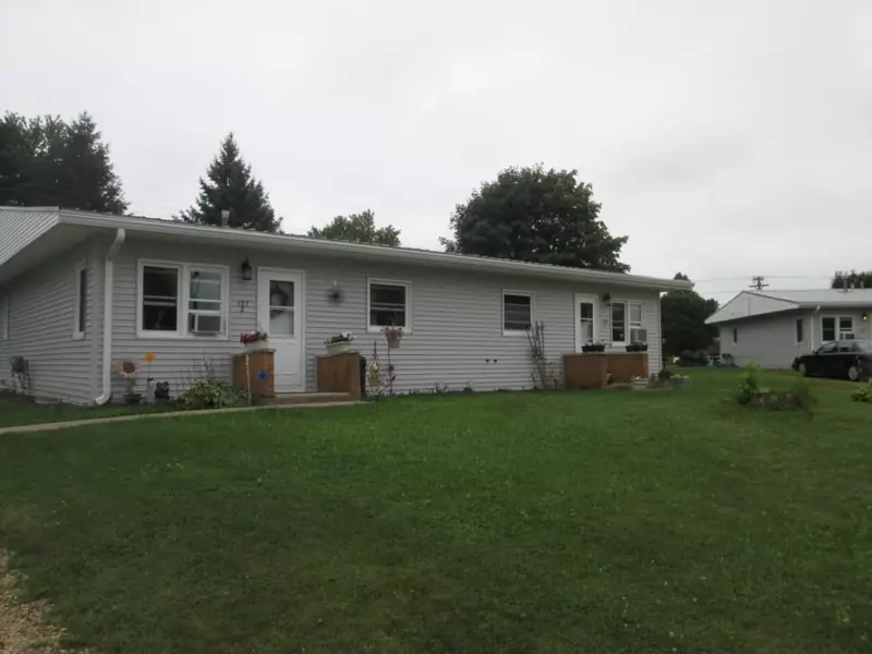 107 Crest View DR, Potosi, WI 53820-0000