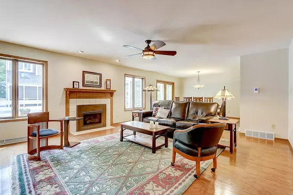 12 Oak Creek Tr, Madison, WI 53717