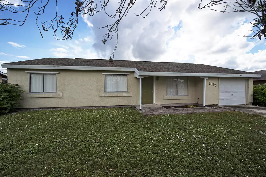 1995 SE Carvalho ST, Port Saint Lucie, FL 34983