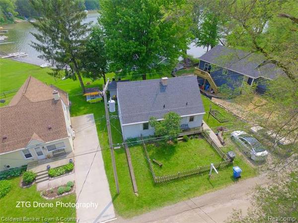 3822 LANGLEY DR, Pinckney, MI 48169