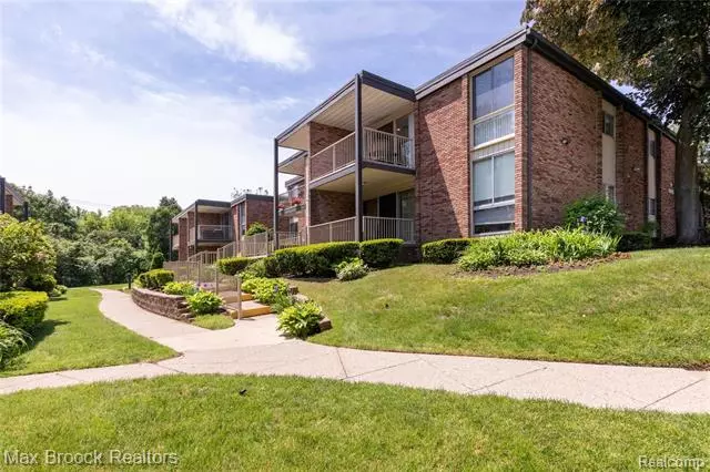 4043 W MAPLE RD  204, Bloomfield Hills, MI 48301