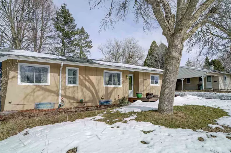 1018 Pine St, Sun Prairie, WI 53590