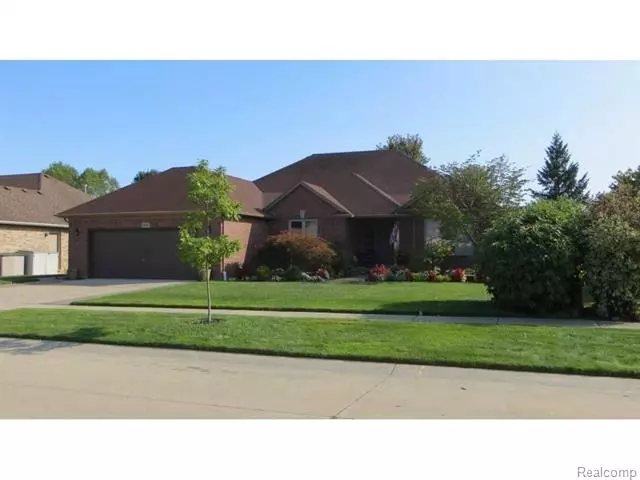 36688 Crimson LN, New Baltimore, MI 48047