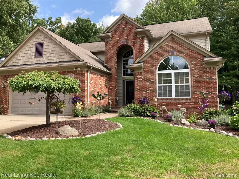 3305 PIN OAK Drive, Lake Orion, MI 48359 1170