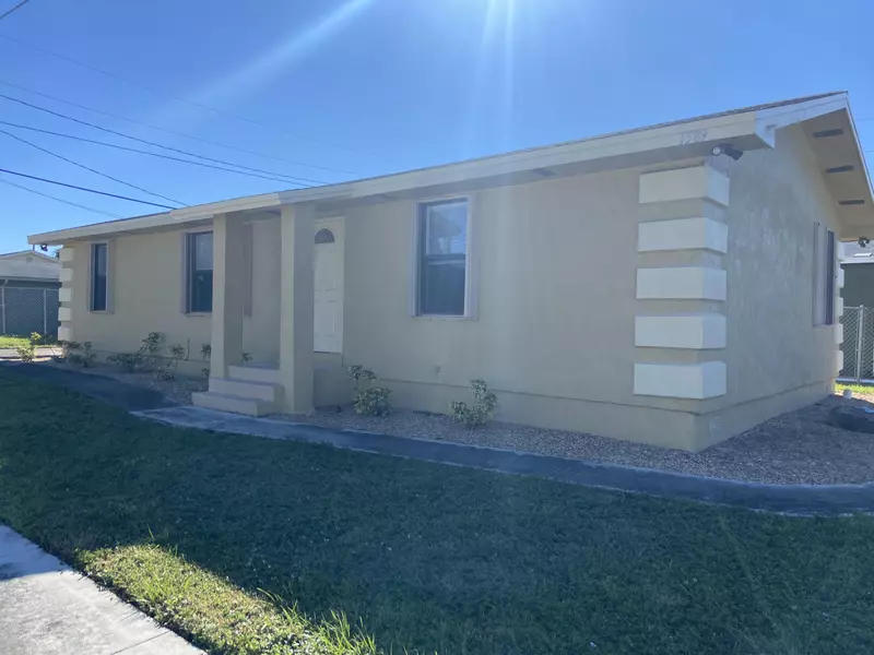 1589 W 18th ST, Riviera Beach, FL 33404