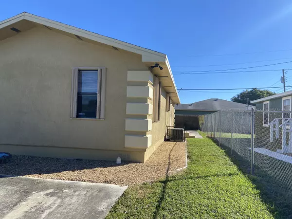 Riviera Beach, FL 33404,1589 W 18th ST