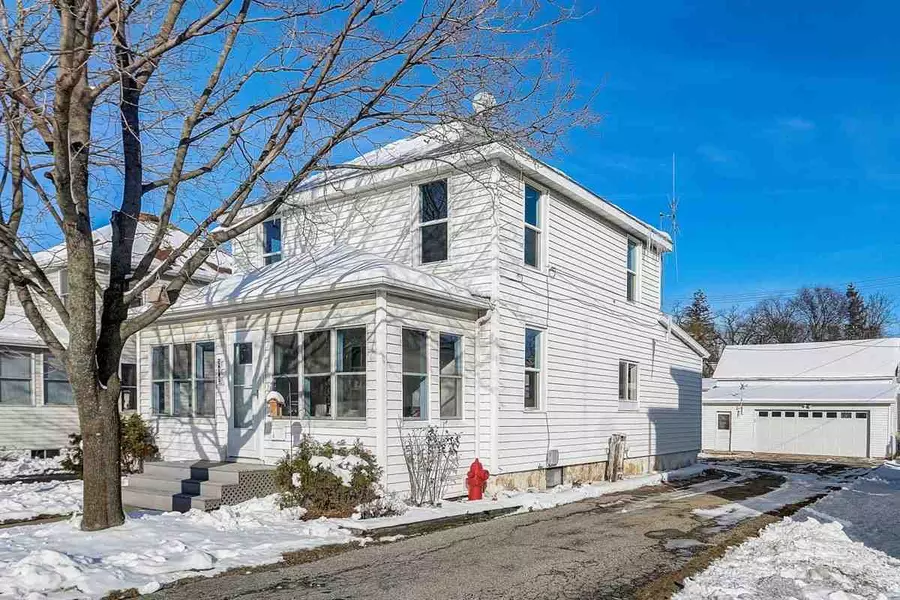 208 N Main St, Lodi, WI 53555