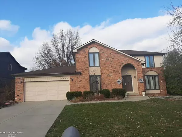 3296 Palm Aire Ct, Rochester Hills, MI 48309