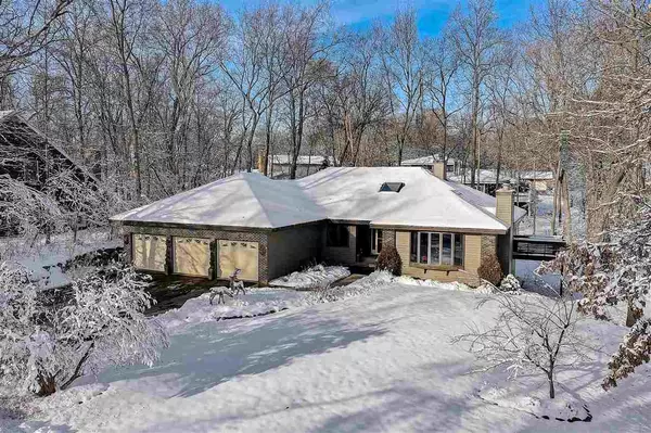 W8240 Lake Terr, Lake Mills, WI 53551