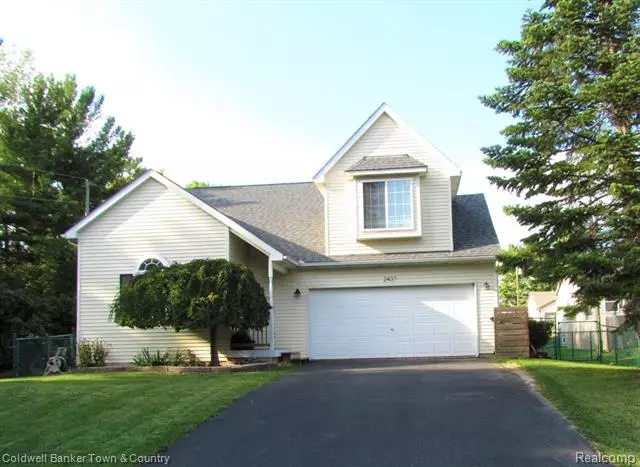 2437 WELLINGTON DR, Oceola Twp, MI 48843