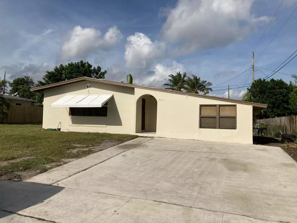 Lantana, FL 33462,911 W Central ST